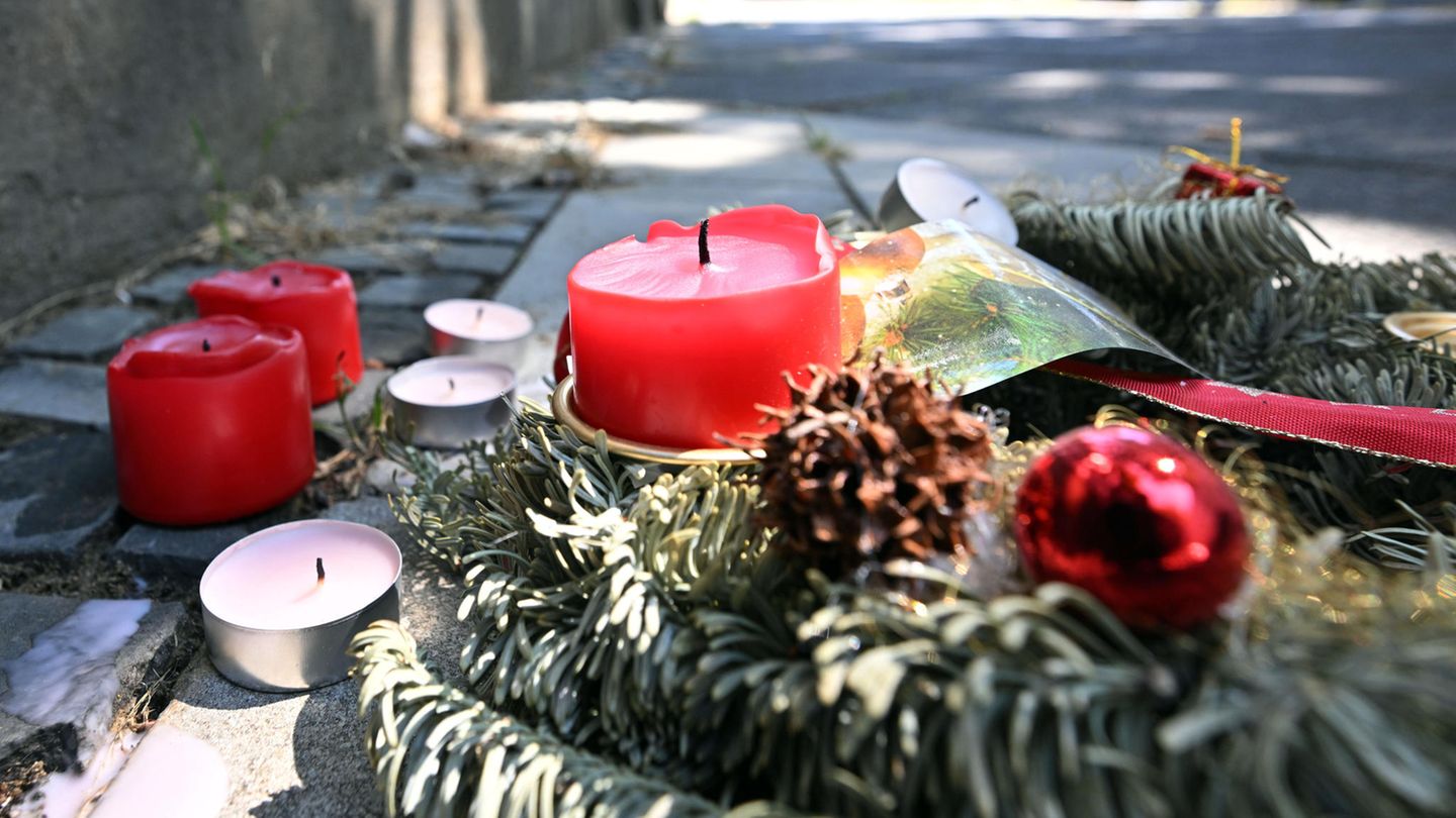Kerzen erinnern an den Tod eines 16-jährigen Jugendlichen in Dortmund