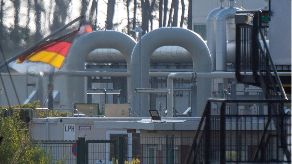 Rohrsysteme und Absperrvorrichtungen in der Gasempfangsstation der Ostseepipeline Nord Stream 1 in Lubmin