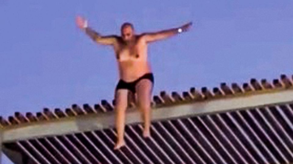 Mann legt unglaublichen Wasserrutschen-Stunt hin – und zeigt die schmerzhaften Folgen