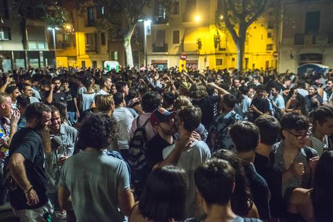 Ein Trinkgelage in den Straßen von Barcelona