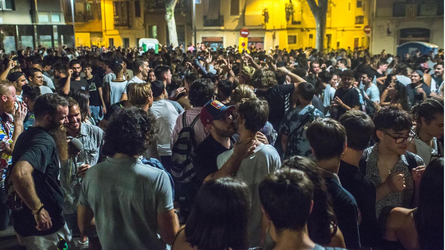 Ein Trinkgelage in den Straßen von Barcelona