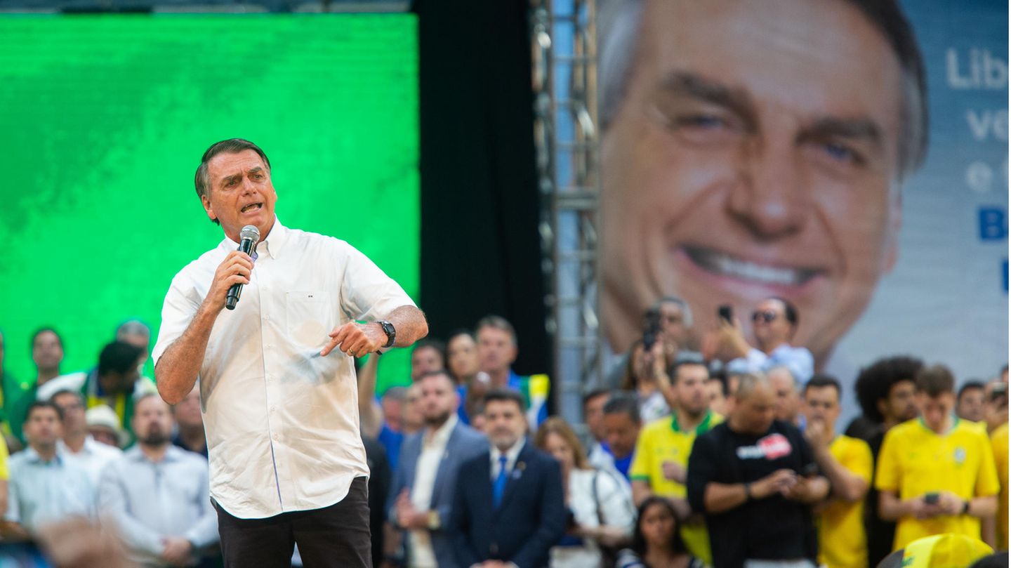 Der brasilianische Präsident Jair Bolsonaro spricht während des offiziellen Wahlkampfauftaktes vor Publikum
