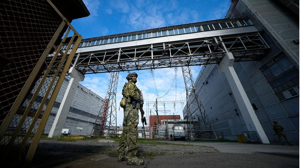 Auf diesem während einer vom russischen Verteidigungsministerium organisierten Reise aufgenommenen Foto, bewacht ein russischer Soldat einen Bereich des Kernkraftwerks Saporischschja in einem Gebiet unter russischer Militärkontrolle im Südosten der Ukraine. 