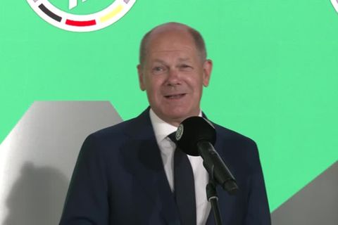 Video: Scholz beim DFB - Unterschiedliche Prämien für Männer und Frauen noch zeitgemäß?