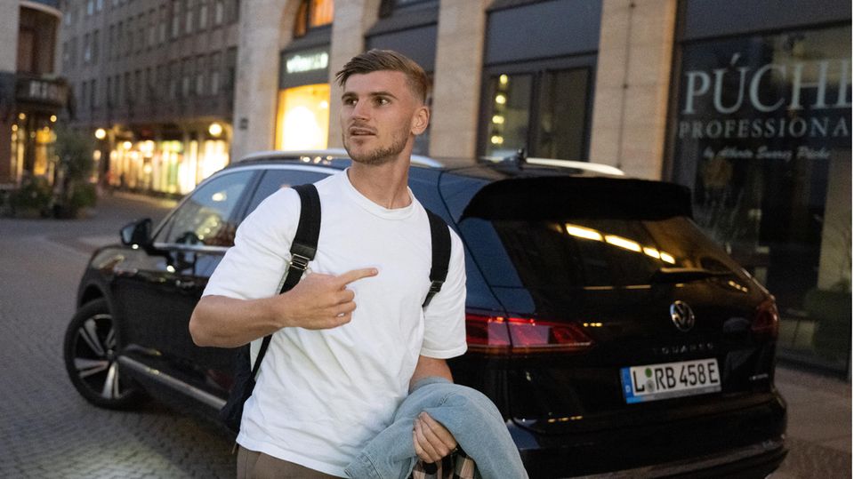 Striker Timo Werner was spotted in Leipzig on Monday while he was still in civilian clothes, and RB Leipzig made his return official on Tuesday.  Werner, who was never really able to assert himself at Chelsea, signs a four-year contract with RB.  And the people of Leipzig also made a good cut.