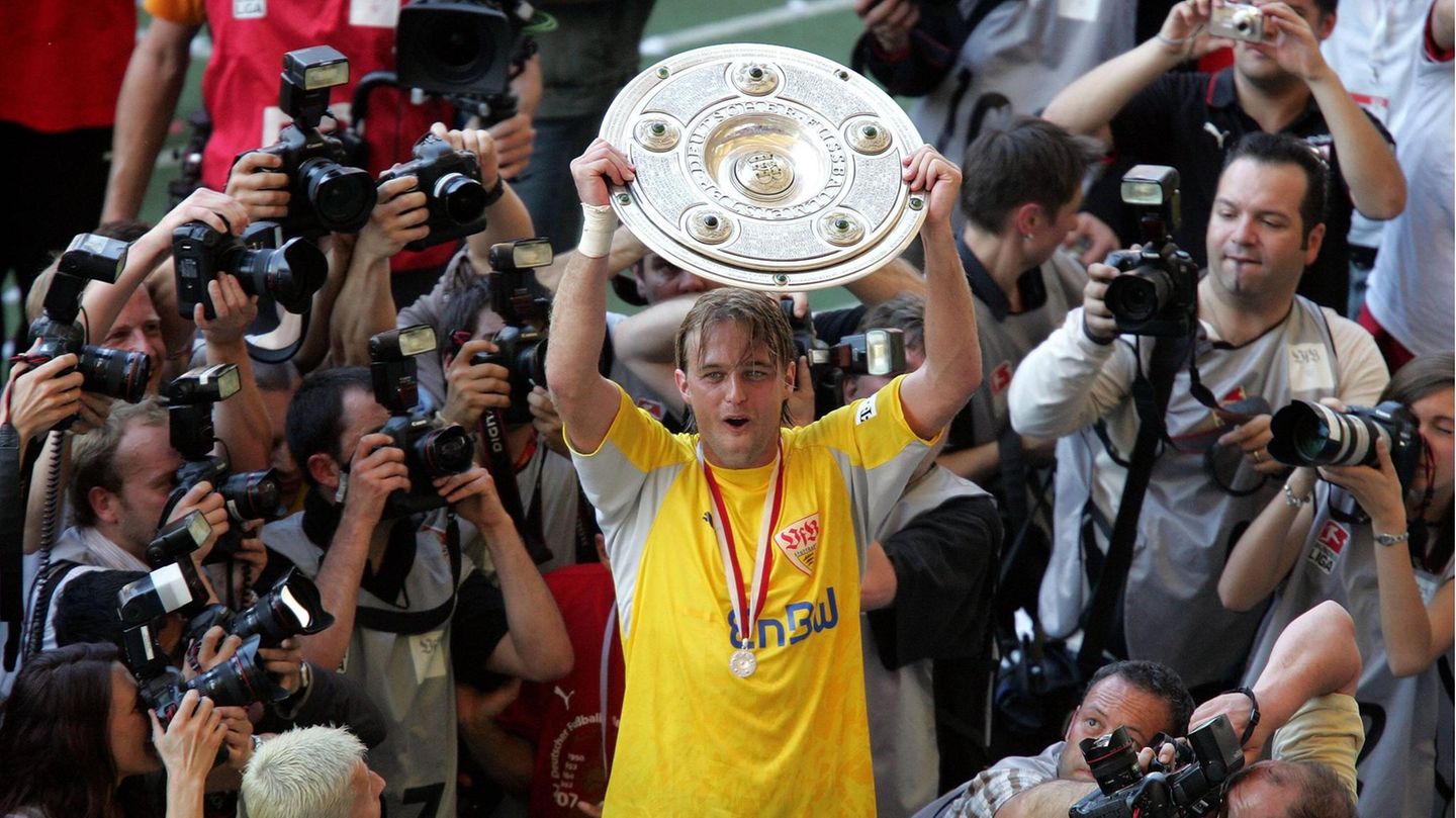 Bildnummer: 09728010  Datum: 19.05.2007  Copyright: imago/Pressefoto Baumann
 Fussball / Herren / 1. Bundesliga / VfB Stuttgart - FC Energie Cottbus : Torwart Timo Hildebrand (VfB) ; Fu§ball 2007 2007 quer Meisterschaft 2007 Deutscher Fussball Meister ...