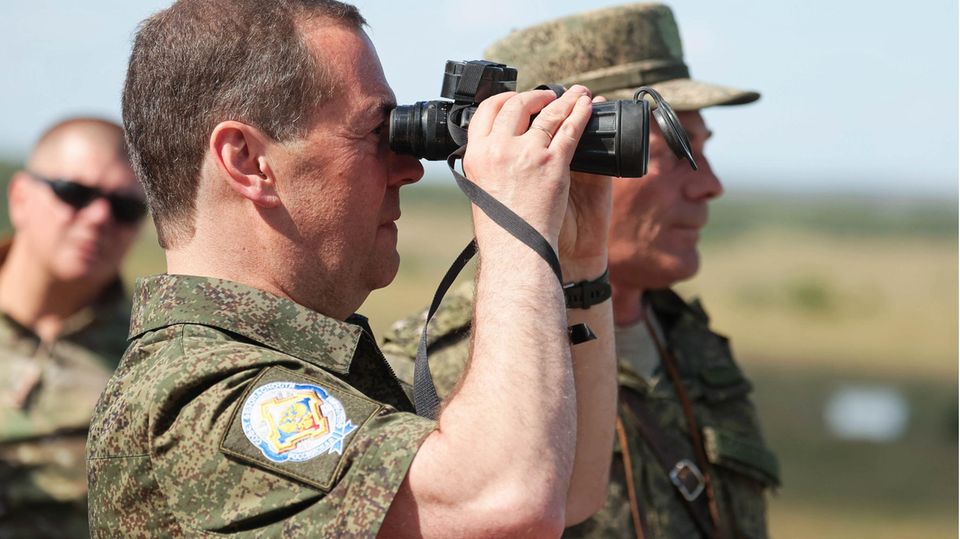 Bei einem Besuch einer Militärgarnison wollte sich Dmitri Medwedew in große Szene setzten.