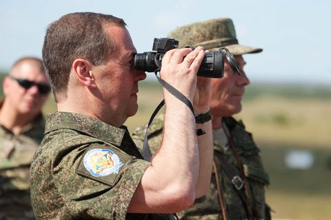 Bei einem Besuch einer Militärgarnison wollte sich Dmitri Medwedew in große Szene setzten.