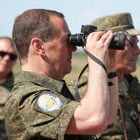 Bei einem Besuch einer Militärgarnison wollte sich Dmitri Medwedew in große Szene setzten.