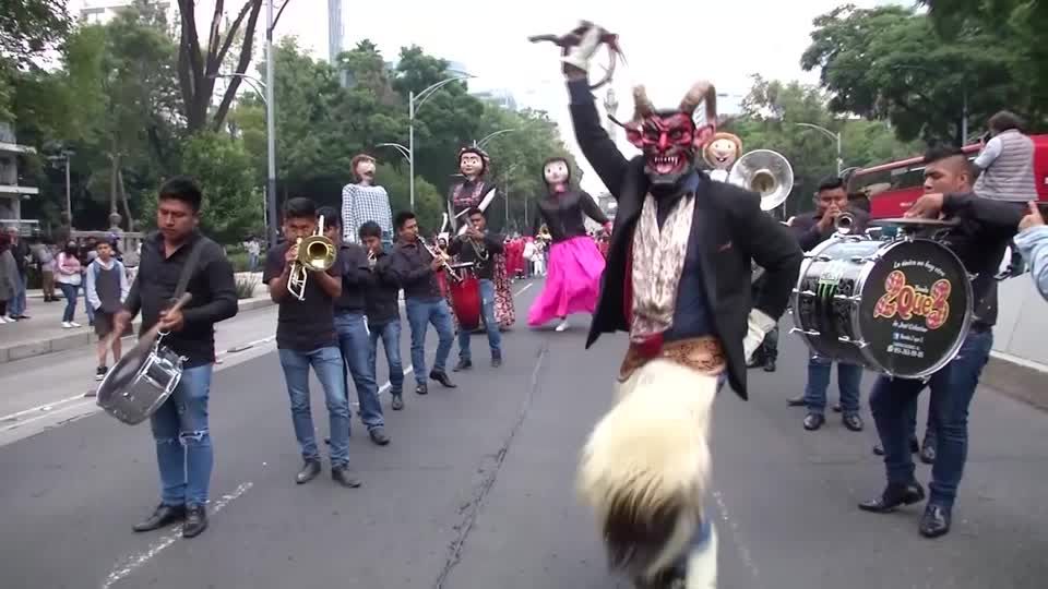 Video: Mexiko Stadt: Indigene Menschen zeigen, wer sie sind Video: Mexiko Stadt: Indigene Menschen zeigen, wer sie sind