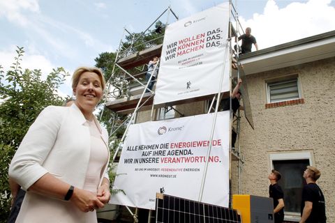 Franziska Giffey (SPD), Regierende Bürgermeisterin, steht vor einem Haus, das mit Solarpanel ausgestattet wird.