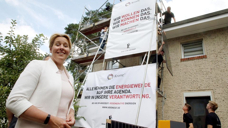 Franziska Giffey (SPD), Regierende Bürgermeisterin, steht vor einem Haus, das mit Solarpanel ausgestattet wird.