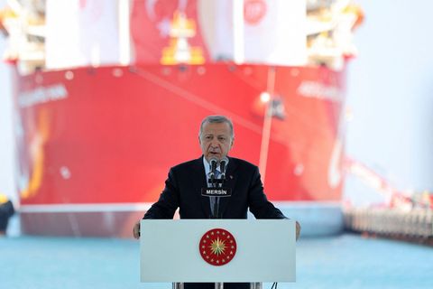 Recep Tayyip Erdogan, Staatspräsident der Türkei, steht während einer Zeremonie vor dem Bohrschiff "Abdülhamid Han"