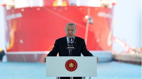 Recep Tayyip Erdogan, Staatspräsident der Türkei, steht während einer Zeremonie vor dem Bohrschiff "Abdülhamid Han"