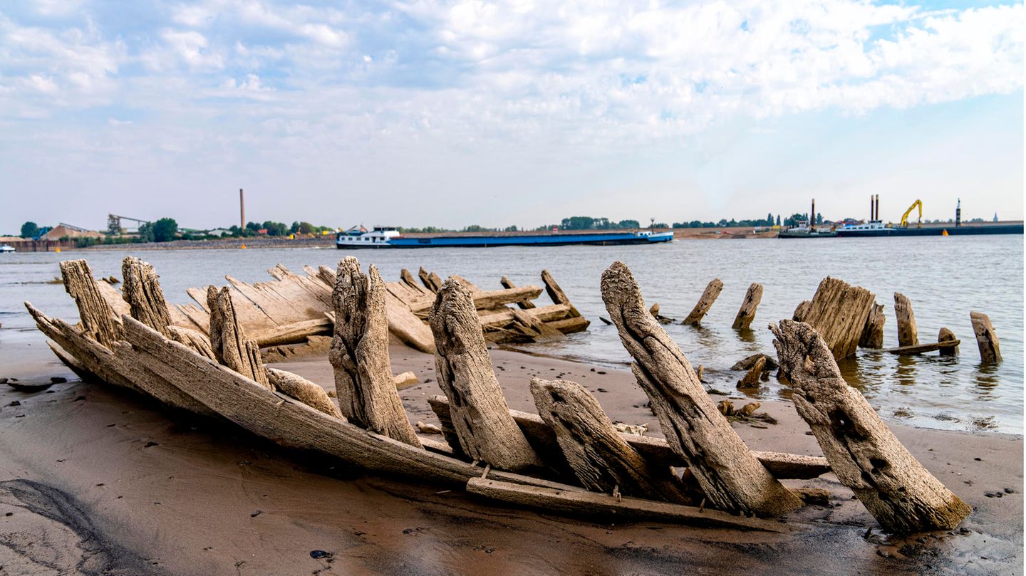 Rhein trocken - Wrack bei Kleve