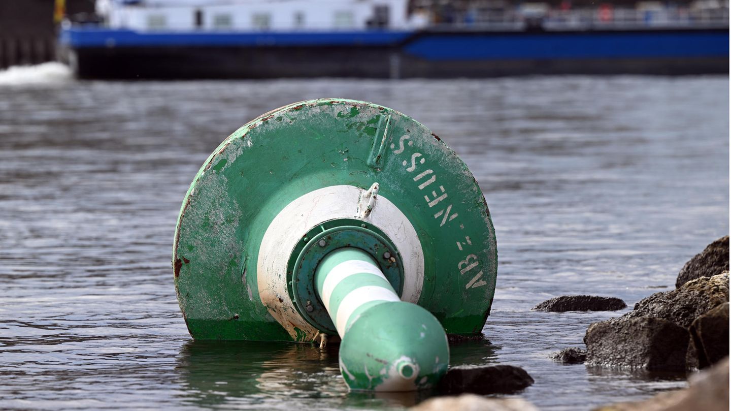 Rhein trocken - Fahrwassertonne