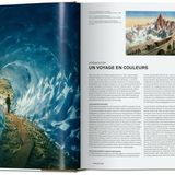 Das Layout dieser Doppelseite greift auf verschiedene visuelle Elemente zurück, wie Fotografien oder alte Postkarten. Alle Texte und Bildlegenden sind auf Deutsch, Englisch und Französisch.
