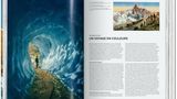 Das Layout dieser Doppelseite greift auf verschiedene visuelle Elemente zurück, wie Fotografien oder alte Postkarten. Alle Texte und Bildlegenden sind auf Deutsch, Englisch und Französisch.