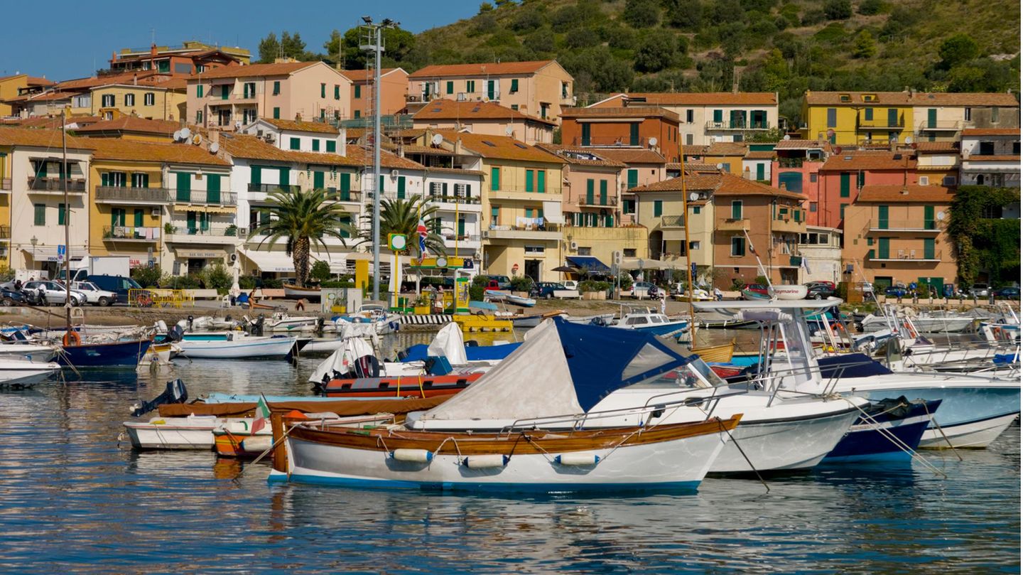 Der Hafen von Ortobello in der Toskana. Der Ort wird von einer Mückenplage heimgesucht