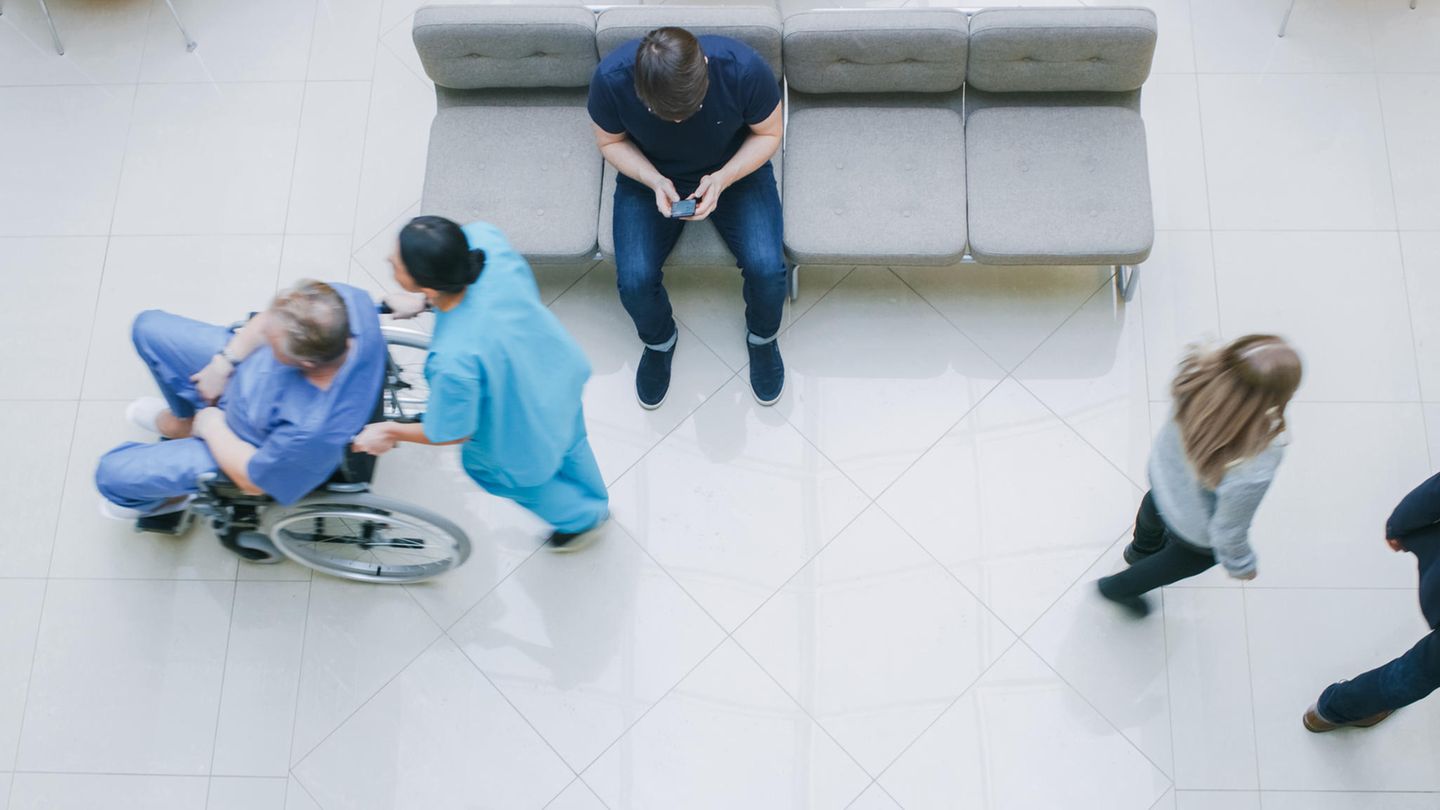 Ein Patient wartet im Krankenhaus auf seine Behandlung
