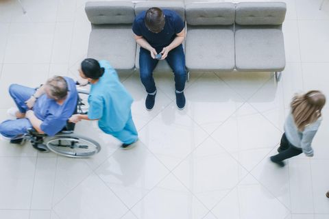 Ein Patient wartet im Krankenhaus auf seine Behandlung