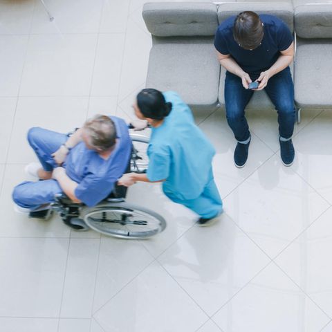 Ein Patient wartet im Krankenhaus auf seine Behandlung