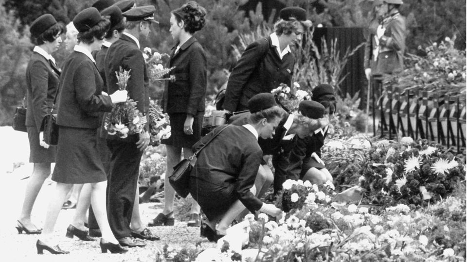 Eine Gruppe von Flugbegleiterinnen und Piloten nimmt am 21. August 1972 auf dem Waldfriedhof Wildau-Hoherlehne vor den Särgen der Opfer Abschied.