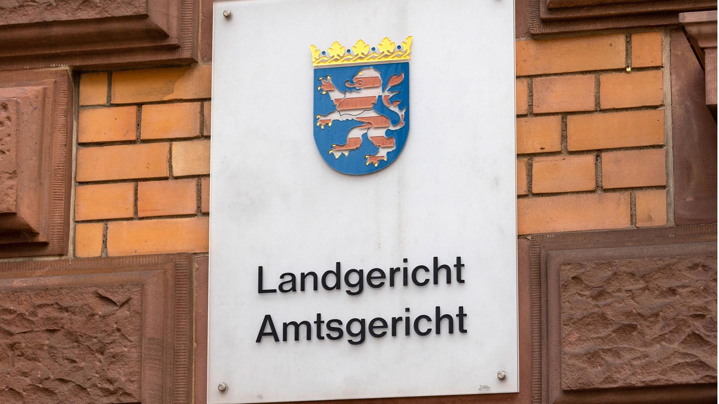 Schild an der Hauswand des Landgerichts umd Amtsgerichts Frankfzrt