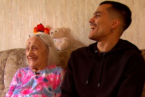 29-jähriger kümmert sich um seine 73 Jahre ältere Mitbewohnerin (Video)