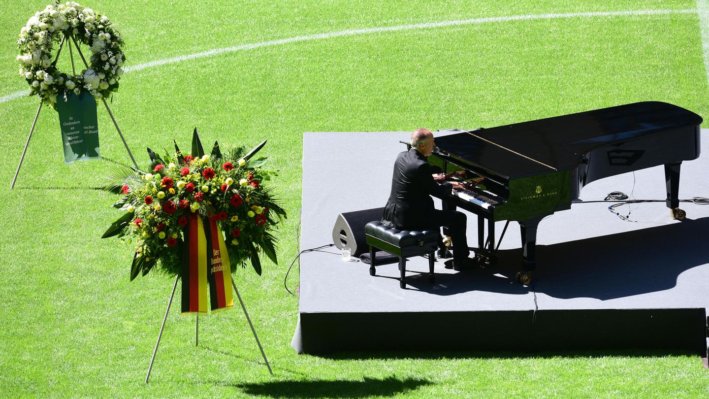 Seeler Abschied - Mann am Klavier