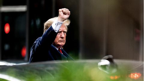 Donald Trump, ehemaliger Präsident der USA, hebt die Faust, als er den Trump Tower verlässt