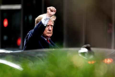 Donald Trump, ehemaliger Präsident der USA, hebt die Faust, als er den Trump Tower verlässt
