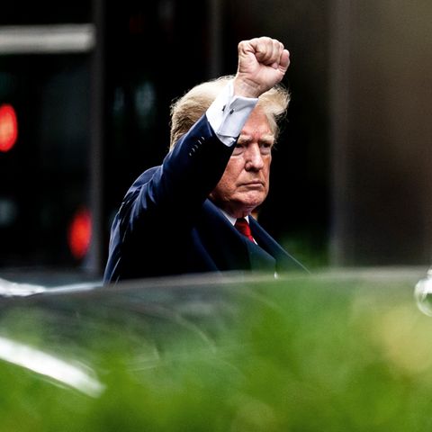 Donald Trump, ehemaliger Präsident der USA, hebt die Faust, als er den Trump Tower verlässt