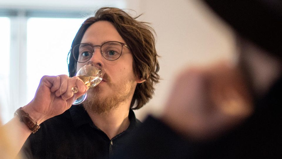Poul Andrias Ziska trinkt bei der Verleihung des Michelin-Sterns Sekt
