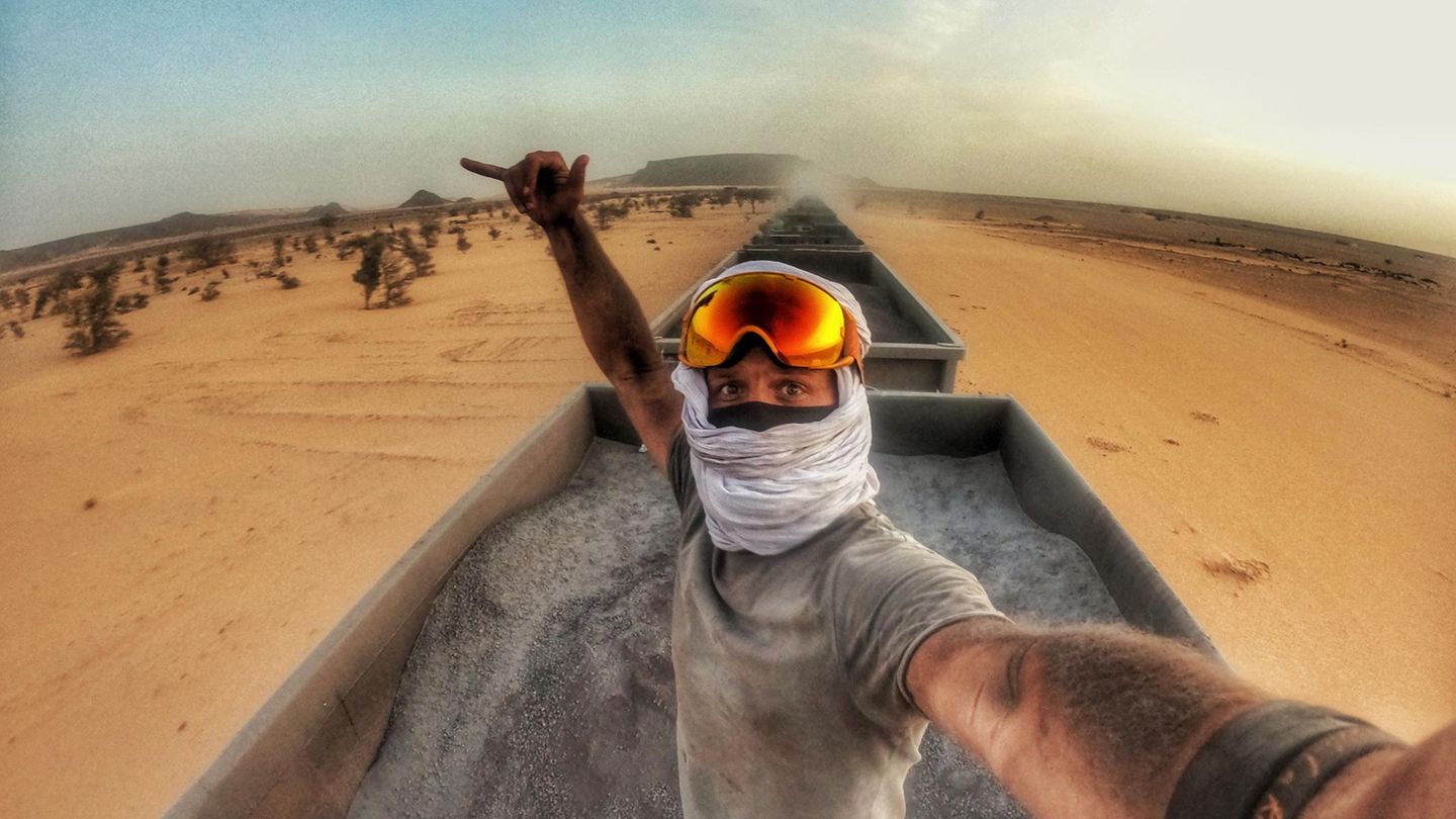 Nick Martin fährt auf dem Iron-Train durch Mauretanien.