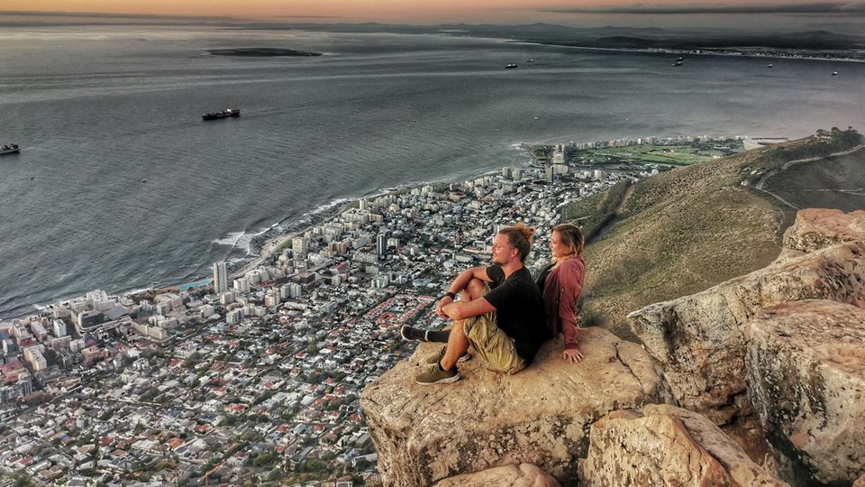 Nick Martin schaut gemeinsam mit seiner Freundin Stefanie Oeffner auf Kapstadt.