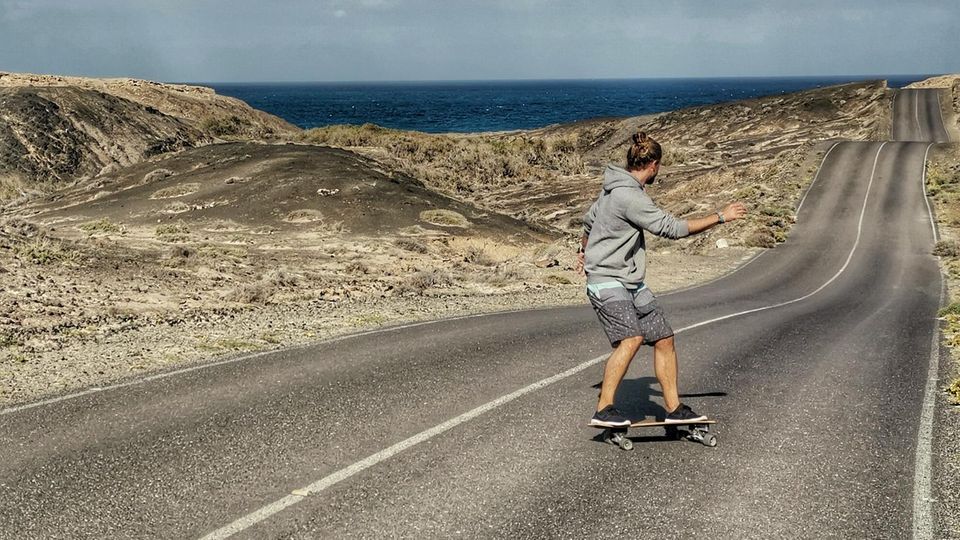 Nick Martin fährt auf einer Straße auf Fuerteventura Skateboard.