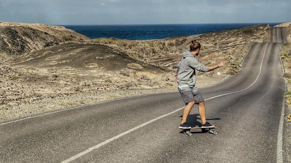 Nick Martin fährt auf einer Straße auf Fuerteventura Skateboard. Nick Martin fährt auf einer Straße auf Fuerteventura Skateboard.
