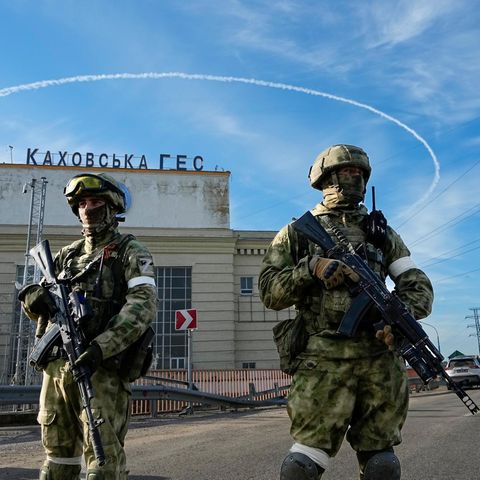 Russische Soldaten bewachen einen Eingang des Wasserkraftwerks Kachowka am Dnjepr im Süden der Ukraine (Archivbild)