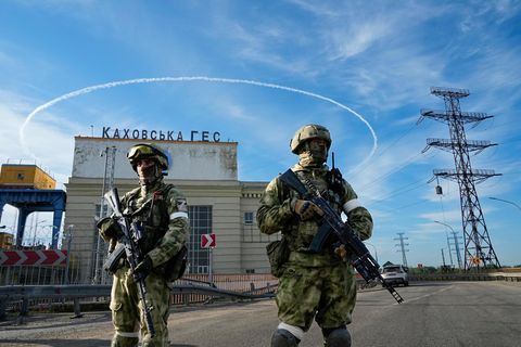Russische Soldaten bewachen einen Eingang des Wasserkraftwerks Kachowka am Dnjepr im Süden der Ukraine (Archivbild)
