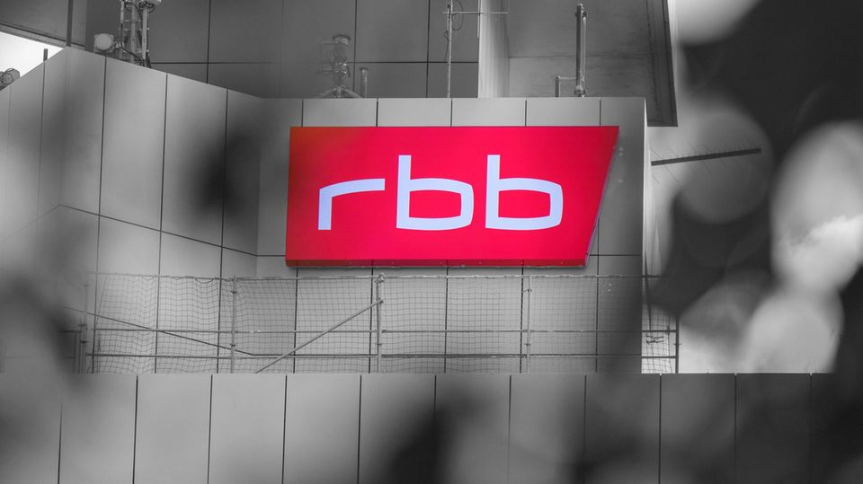 Das RBB-Logo am RBB-Gebäude.