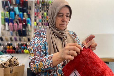 Näherin strickt an der Taiwan-Flagge