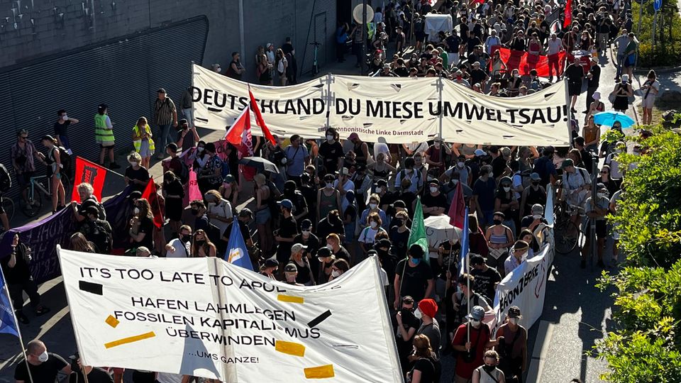 Eine Demonstration. Zu sehen ist auch ein Banner mit der Aufschrift "Deutschland, du miese Umweltsau!"