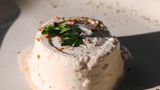 Tofu-Ricotta  Für ca. 300 g Ricotta  Zutaten:  250 g Tofu, 50 ml Sojamilch, 2 EL Zitronensaft, 2 EL Olivenöl, 1 Prise Salz, 1⁄4 TL Knoblauchpulver, 2 EL Hefeflocken, 1⁄2 Bund Basilikum, gehackt  Zubereitung:  Alle Zutaten, bis auf das Basilikum, im Standmixer oder mit dem Pürierstab zu einer Masse vermengen (cremig, aber noch leicht krümelig). Zum Schluss das frisch gehackte Basilikum unterheben. Das Ganze in eine Käseform drücken und den Ricotta im Kühl- schrank mehrere Stunden oder über Nacht abtropfen lassen. Alternativ kann der Ricotta auch sofort weiterverwendet werden.