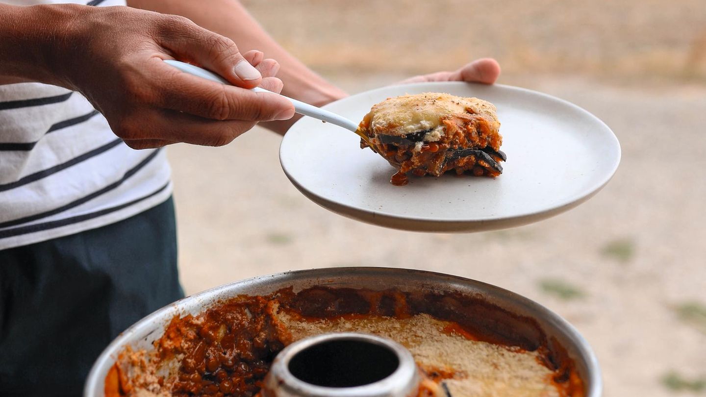 Kochbuch "Vantastic Kitchen": Linsen-Moussaka Zutaten: Für 4 Portionen Für die Füllung: 2 große Zwiebeln, 2 EL Olivenöl, 2 Karotten, 1 EL dunkler Balsamicoessig, 1 TL Agavendicksaft, 200 g Tellerlinsen, 350 ml Wasser, 350 ml passierte Tomaten, 1 TL italienische Kräuter, 1 TL Paprikapulver, geräuchert, 1 TL Knoblauchpulver, Salz und Pfeffer, 2 Auberginen, 5–6 EL Olivenöl Fett für die Form Für die Sauce: 350 ml Sojasahne, 5 TL Hefeflocken, 1⁄2 TL Knoblauchpulver, 2 Spritzer Zitronensaft, 2 TL Mehl, 3⁄4 TL, Salz, Pfeffer Zubereitung: Die Zwiebeln hacken und in einem Topf im Olivenöl andünsten. Die Karotten reiben und dazugeben. Mit dem Balsamico ablöschen, dann den Agavendicksaft dazugeben. Die Linsen und die Hälfte des Wassers zugeben und mitkochen. Sobald alles eindickt, das restliche Wasser und die passierten Tomaten in den Topf geben. Mit den Kräutern und Gewürzen abschmecken und auf niedriger Stufe köcheln lassen, bis die Linsen weich werden. In der Zwischenzeit die Auberginen ungeschält längs in 1⁄2 cm dicke Streifen schneiden und von bei- den Seiten mit Olivenöl bepinseln. In einer beschichteten Pfanne von beiden Seiten im restlichen Öl ausbacken, bis sie goldbraun sind. Zur Seite stellen. Für die Sauce die Sojasahne mit den Hefeflocken, dem Knoblauchpulver und dem Zitronensaft aufkochen, das Mehl sieben und einrieseln lassen. Gut mit einem Schwingbesen umrühren, damit keine Klumpen entstehen. Die Sauce eindicken lassen und mit Salz und Pfeffer abschmecken. Eine ofenfeste Form oder den Omnia ausfetten. Die Auberginen wie Lasagneblätter als erste Schicht auf den Boden geben. Die Linsen darauf verteilen und wieder Auberginen darüberschichten, dann folgt wiederum die Sauce. Das Ganze wird so oft wiederholt, wie die Menge ausreicht. Genügend Sauce aufsparen, um diese als Abschluss über das Moussaka zu geben. Im Backofen bei 200 Grad Umluft etwa 35 Mi- nuten backen. Im Omnia dauert es auf mittlerer Stufe gleich lang. Nach dem Backen 10 Minuten stehen lassen, bis die Flüssigkeit eindickt. Warm, aber nicht mehr heiß servieren. Linsen-Moussaka Zutaten: Für 4 Portionen: Für die Füllung: 2 große Zwiebeln, 2 EL Olivenöl, 2 Karotten, 1 EL dunkler Balsamicoessig, 1 TL Agavendicksaft, 200 g Tellerlinsen, 350 ml Wasser, 350 ml passierte Tomaten, 1 TL italienische Kräuter, 1 TL Paprikapulver, geräuchert, 1 TL Knoblauchpulver, Salz und Pfeffer, 2 Auberginen, 5–6 EL Olivenöl Fett für die Form Für die Sauce: 350 ml Sojasahne, 5 TL Hefeflocken, 1⁄2 TL Knoblauchpulver, 2 Spritzer Zitronensaft, 2 TL Mehl, 3⁄4 TL, Salz, Pfeffer Zubereitung: Die Zwiebeln hacken und in einem Topf im Olivenöl andünsten. Die Karotten reiben und dazugeben. Mit dem Balsamico ablöschen, dann den Agavendicksaft dazugeben. Die Linsen und die Hälfte des Wassers zugeben und mitkochen. Sobald alles eindickt, das restliche Wasser und die passierten Tomaten in den Topf geben. Mit den Kräutern und Gewürzen abschmecken und auf niedriger Stufe köcheln lassen, bis die Linsen weich werden. In der Zwischenzeit die Auberginen ungeschält längs in 1⁄2 cm dicke Streifen schneiden und von bei- den Seiten mit Olivenöl bepinseln. In einer beschichteten Pfanne von beiden Seiten im restlichen Öl ausbacken, bis sie goldbraun sind. Zur Seite stellen. Für die Sauce die Sojasahne mit den Hefeflocken, dem Knoblauchpulver und dem Zitronensaft aufkochen, das Mehl sieben und einrieseln lassen. Gut mit einem Schwingbesen umrühren, damit keine Klumpen entstehen. Die Sauce eindicken lassen und mit Salz und Pfeffer abschmecken. Eine ofenfeste Form oder den Omnia ausfetten. Die Auberginen wie Lasagneblätter als erste Schicht auf den Boden geben. Die Linsen darauf verteilen und wieder Auberginen darüberschichten, dann folgt wiederum die Sauce. Das Ganze wird so oft wiederholt, wie die Menge ausreicht. Genügend Sauce aufsparen, um diese als Abschluss über das Moussaka zu geben. Im Backofen bei 200 Grad Umluft etwa 35 Mi- nuten backen. Im Omnia dauert es auf mittlerer Stufe gleich lang. Nach dem Backen 10 Minuten stehen lassen, bis die Flüssigkeit eindickt. Warm, aber nicht mehr heiß servieren.