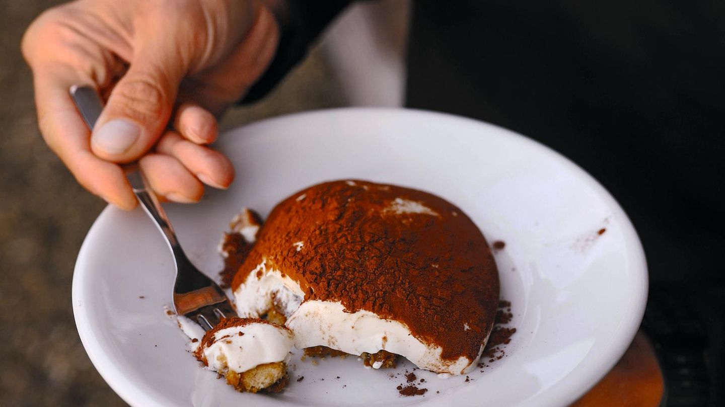 Kochbuch "Vantastic Kitchen": Tiramisù Für 6–8 Portionen Zutaten: 400 g Seidentofu, 1 TL Flohsamenschalen (oder etwas Sahnesteif), 5 EL Rohrzucker, 250 ml Sojasahne, aufschlagbar, 1⁄2 Zitrone, Abrieb, 1 Prise Bourbonvanille, 1 Prise Salz, 350 g vegane Kekse, 300 ml starker Kaffee, ausgekühlt, 3 EL Amaretto, Kakaopulver zum Bestäuben Zubereitung: Den Seidentofu, die Flohsamenschalen und den Zucker im Standmixer oder mit dem Handrührgerät schaumig rühren. Die Sahne steif schlagen und vorsichtig zusammen mit dem Zitronenabrieb, der Vanille und dem Salz unterheben. In den Kühlschrank stellen. Die Kekse in ein sauberes Küchentuch wickeln und mit dem Rollholz bearbeiten, bis sie krümelig sind. In eine viereckige Form geben und mit dem Kaffee und dem Amaretto übergießen. Den Boden etwas festdrücken. Nun die Creme auf dem Biskuitboden verteilen und das Tiramisu einige Stunden kühl stellen. Vor dem Servieren mit Kakaopulver bestäuben. Tiramisù Für 6–8 Portionen Zutaten: 400 g Seidentofu, 1 TL Flohsamenschalen (oder etwas Sahnesteif), 5 EL Rohrzucker, 250 ml Sojasahne, aufschlagbar, 1⁄2 Zitrone, Abrieb, 1 Prise Bourbonvanille, 1 Prise Salz, 350 g vegane Kekse, 300 ml starker Kaffee, ausgekühlt, 3 EL Amaretto, Kakaopulver zum Bestäuben Zubereitung: Den Seidentofu, die Flohsamenschalen und den Zucker im Standmixer oder mit dem Handrührgerät schaumig rühren. Die Sahne steif schlagen und vorsichtig zusammen mit dem Zitronenabrieb, der Vanille und dem Salz unterheben. In den Kühlschrank stellen. Die Kekse in ein sauberes Küchentuch wickeln und mit dem Rollholz bearbeiten, bis sie krümelig sind. In eine viereckige Form geben und mit dem Kaffee und dem Amaretto übergießen. Den Boden etwas festdrücken. Nun die Creme auf dem Biskuitboden verteilen und das Tiramisu einige Stunden kühl stellen. Vor dem Servieren mit Kakaopulver bestäuben.