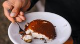 Tiramisù  Für 6–8 Portionen  Zutaten:  400 g Seidentofu, 1 TL Flohsamenschalen (oder etwas Sahnesteif), 5 EL Rohrzucker, 250 ml Sojasahne, aufschlagbar, 1⁄2 Zitrone, Abrieb, 1 Prise Bourbonvanille, 1 Prise Salz, 350 g vegane Kekse, 300 ml starker Kaffee, ausgekühlt, 3 EL Amaretto, Kakaopulver zum Bestäuben  Zubereitung:  Den Seidentofu, die Flohsamenschalen und den Zucker im Standmixer oder mit dem Handrührgerät schaumig rühren. Die Sahne steif schlagen und vorsichtig zusammen mit dem Zitronenabrieb, der Vanille und dem Salz unterheben. In den Kühlschrank stellen.  Die Kekse in ein sauberes Küchentuch wickeln und mit dem Rollholz bearbeiten, bis sie krümelig sind. In eine viereckige Form geben und mit dem Kaffee und dem Amaretto übergießen. Den Boden etwas festdrücken. Nun die Creme auf dem Biskuitboden verteilen und das Tiramisu einige Stunden kühl stellen. Vor dem Servieren mit Kakaopulver bestäuben.