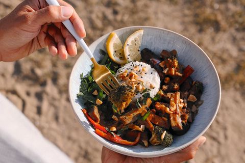 Schnelles Erdnuss-Curry mit Tofu  Für 2 Portionen  Zutaten:  1 Tasse Basmatireis, 2 Tassen Wasser, 2 Knoblauchzehen, 1 rote Zwiebel, 2 EL Rapsöl, 150 g Tofu, 2 EL Sojasauce, 1 Aubergine, klein geschnitten, 1 rote Paprika, klein geschnitten, 1⁄2 Brokkoli, klein geschnitten  Für die Sauce  1 TL Paprikapulver, geräuchert, 1⁄4 TL Chilipulver, 250 ml Hafer- oder Sojasahne ,1 EL Erdnussbutter, 1 1⁄2 cm frischer Ingwer, 2 TL Birnendicksaft (oder andere Süße), 2 EL Sojasauce  Zubereitung:  Den Reis nach Packungsanweisung im Wasser gar kochen. Den Knoblauch und die Zwiebel hacken und in einer großen Bratpfanne im Rapsöl anrösten. Den Tofu in mundgerechte Stücke schneiden und ebenfalls anbraten. Sobald er goldbraun ist, mit der Sojasauce ablöschen und das restliche Gemüse hinzufügen. Weitere 10 Minuten unter stetigem Umrühren in der Pfanne anbraten.  Im Standmixer oder mit dem Pürierstab die Zutaten für die Sauce mixen und zum Gemüse geben. Die Hitze reduzieren und alles 5 Minuten einköcheln lassen, bis die Sauce eindickt.  Den gegarten Reis in eine Tasse geben und festdrücken, auf einen Teller stürzen und mit dem Curry servieren. Als Toppings eignen sich frisch gehackte Kräuter wie Minze, Petersilie oder Koriander sowie gehackte Erdnüsse. Nach Wunsch mit einem Spritzer Zitronensaft abschmecken.