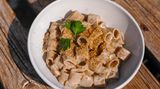 Cacio e pepe  Für 2 Portionen  Zutaten:   300 g Pasta nach Wahl, 300 g Fagioli (weiße Bohnen), gekocht, 20 g Cashewmus, 2 EL Olivenöl, 40 ml Sojasahne, 4 EL Hefeflocken, 1 TL Knoblauchpulver, Salz und Pfeffer  Zubereitung:  Die Pasta nach Packungsanweisung kochen. Die restlichen Zutaten im Standmixer oder mit dem Pürierstab zu einer cremigen Sauce mixen. Die Pasta al dente abgießen, dabei etwas Kochwasser auffangen. Die Sauce unter die Pasta heben, bei Bedarf mit dem aufgefangenen Kochwasser verrühren, und das Gericht sofort servieren.