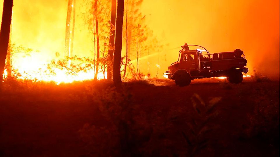 Feuerwehrauto bei Löscharbeiten des Waldbrandes im Süden von Frankreich